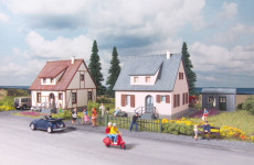 PIKO 61145 - H0 - 2x Siedlungshäuser Neuburg + 1x Geräteschuppen